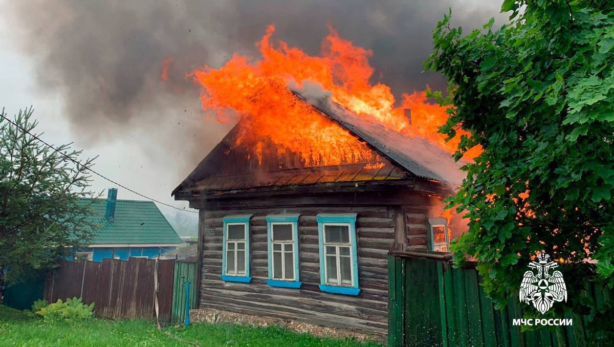 Во Ржеве полыхал деревянный жилой дом | ТИА | Новости Твери и Тверской  области | Дзен