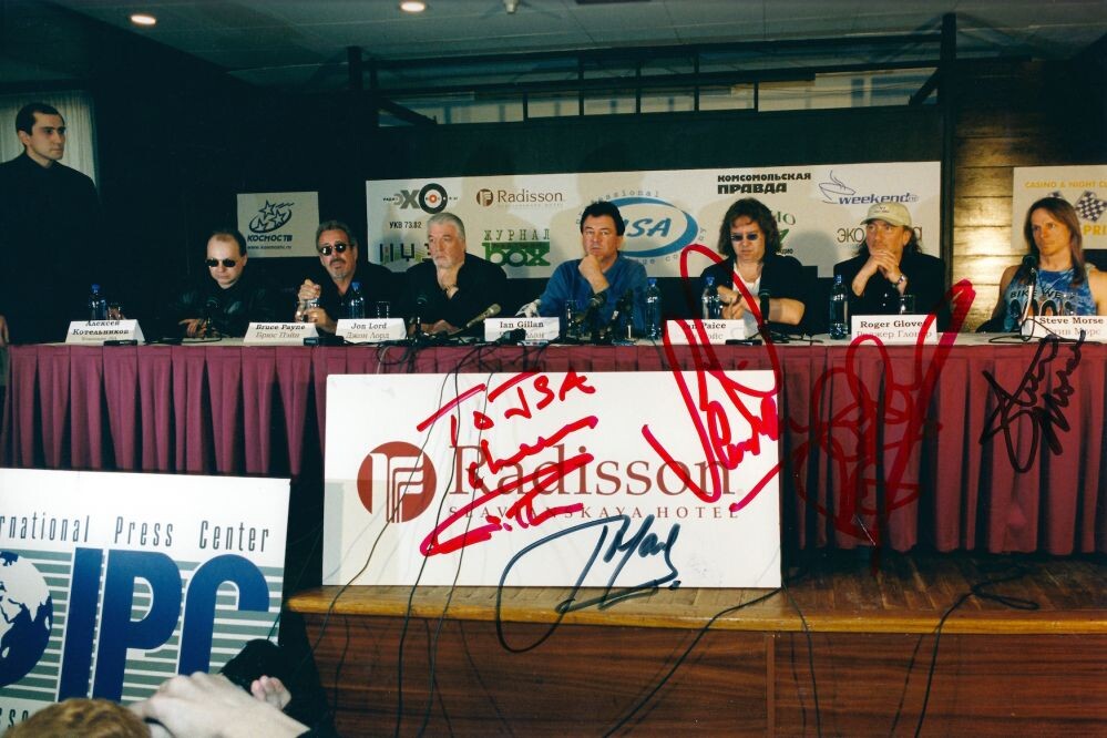 Deep Purple на пресс-конференции перед первым концертом в "Лужниках" 4 апреля 2000 года. По правую руку от Джона Лорда сидит менеджер группы - Брюс Пэйн. На фото красным фломастером нарисованы автографы музыкантов