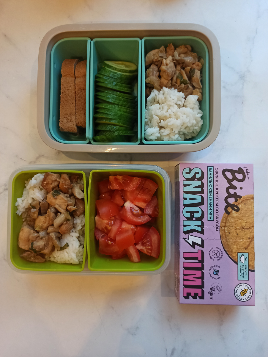 Рис, куриное филе с вешенками, огурец, помидор, хлеб без глютена т. м. "Диетика"