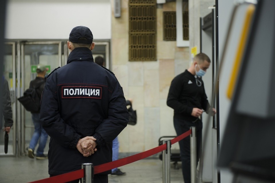    Пассажир не захотел проходить досмотр в мосметро и бросил страйкбольную гранату Алексей БУЛАТОВ