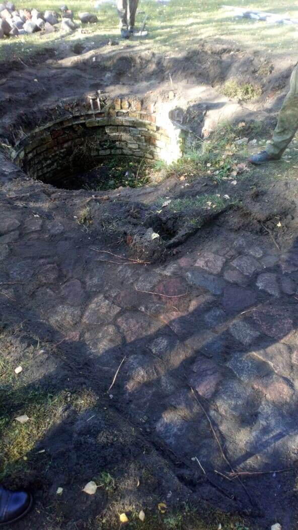 В таком виде был откопан колодец изначально. Интересно, что брусчатка так же сохранилась в оригинальной своей кладке