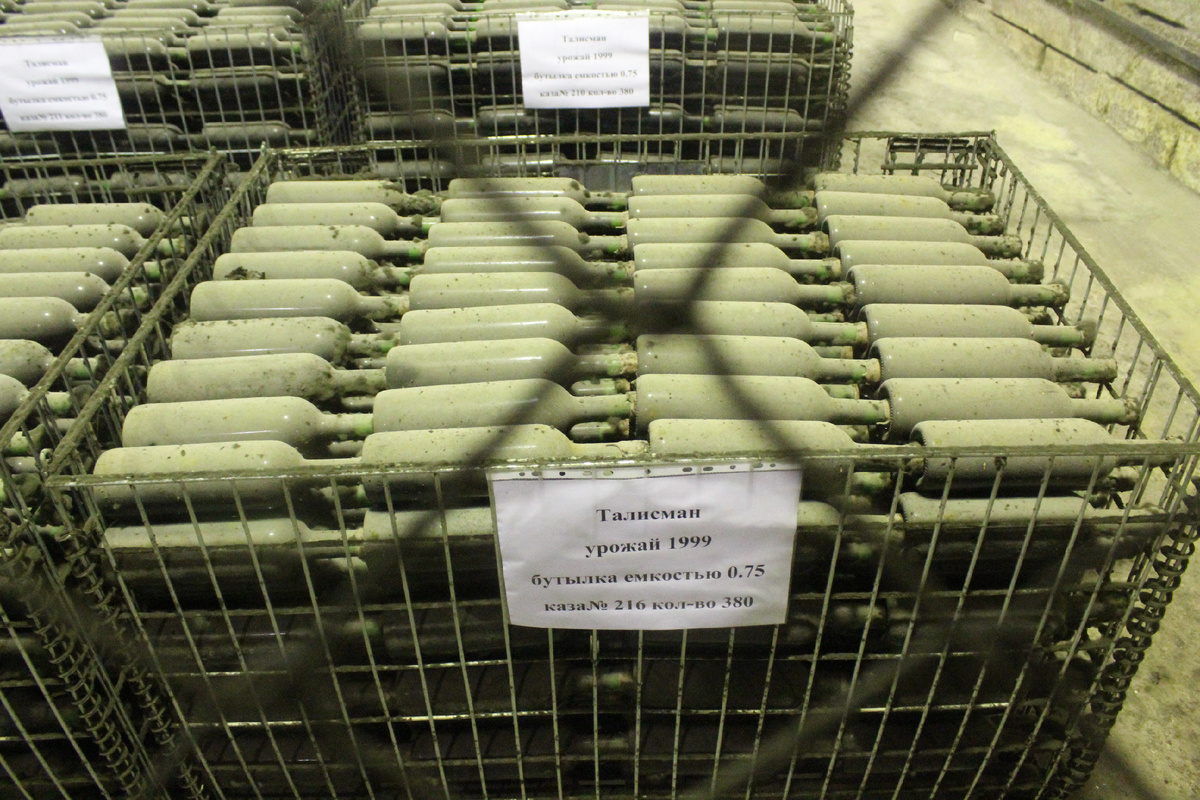 Бутылки, покрытые пылью