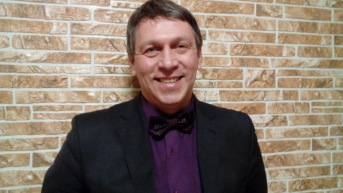 А это очень серьёзное дело, скажу я вам (на фото довольная клиентка). Вкратце - это проверка самого объекта недвижимости на аресты, долги, обременения, наличие наследников, прав третьих лиц, перепланировки.

Важно на каком основании возникло право собственности: (Договор купли-продажи за собственные средства, Договор купли-продажи с использованием заёмных средств, Договор мены, Раздел по решению суда, Договор дарения, Договор ренты, Наследство по закону, Наследство по завещанию, Приватизация и т.д.). Сколько по времени владеет собственник? Тут может возникнуть вопрос, часто ли менялись собственники объекта и почему? Исходя из того какой документ основания недвижимости, начинаются совсем другой ряд вопросов (и вопросов очень много)…

Если с объектом всё понятно и хорошо, то начинается проверка собственника(ов), а это проверка на: банкротство, суды общей юрисдикции, арбитражные дела, долговые обязательства, банк данных исполнительных производств, запреты на регистрационные действия с имуществом, не причастность к терроризму.
Проверка паспорта на действительность.

И только после этого:
Согласование всех существенных условий по сделке (сроки, суммы, расходы и т.д.),
Согласование объекта и его сопровождение в Опеке, у Нотариуса, в Банке, в МФЦ,
Составление Авансового соглашения, Соглашения Задатка, ПДКП, Расписок, Актов,
Подготовка ДКП объективно в интересах нашего клиента,
Полное сопровождение сделки от переговоров до передачи квартиры и подписания АКТА приёма-передачи.