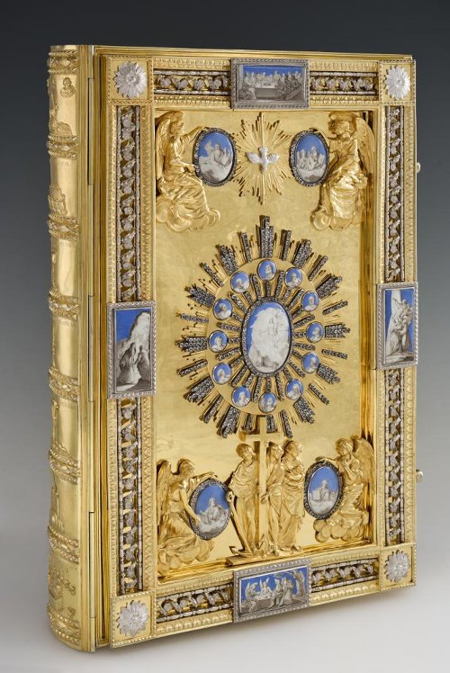 Евангелие. Москва, 1735; оклад - 1800; переплет - конец XIX в. Мастер: Ратков Алексей Иванов. Длина: 53 см; ширина: 36 см; высота: 12,5 см.