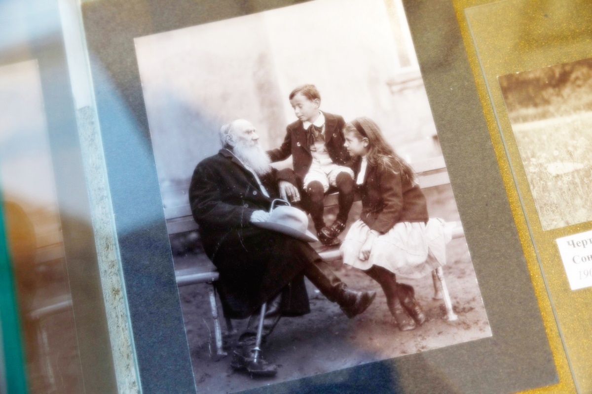    Лев Николаевич с внуками Соней и Илюшком. / vk.com/yaspol