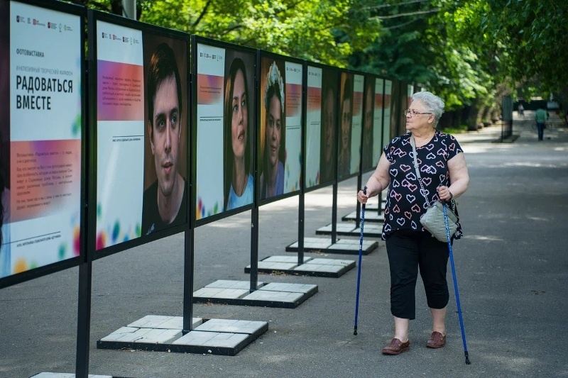 Фотовыставка, посвященная проблемам сохранения психического здоровья, открылась в парке "Красная Пресня". Посетить ее можно до 10 июля.-7