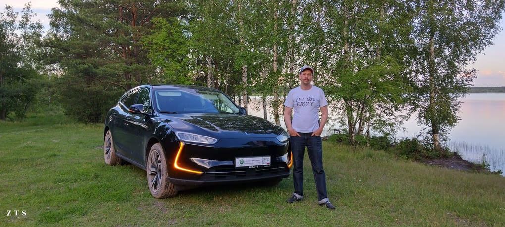    на спорт кроссовере Evolute i-Jet на природу – колёса даже получилось “запачкать”