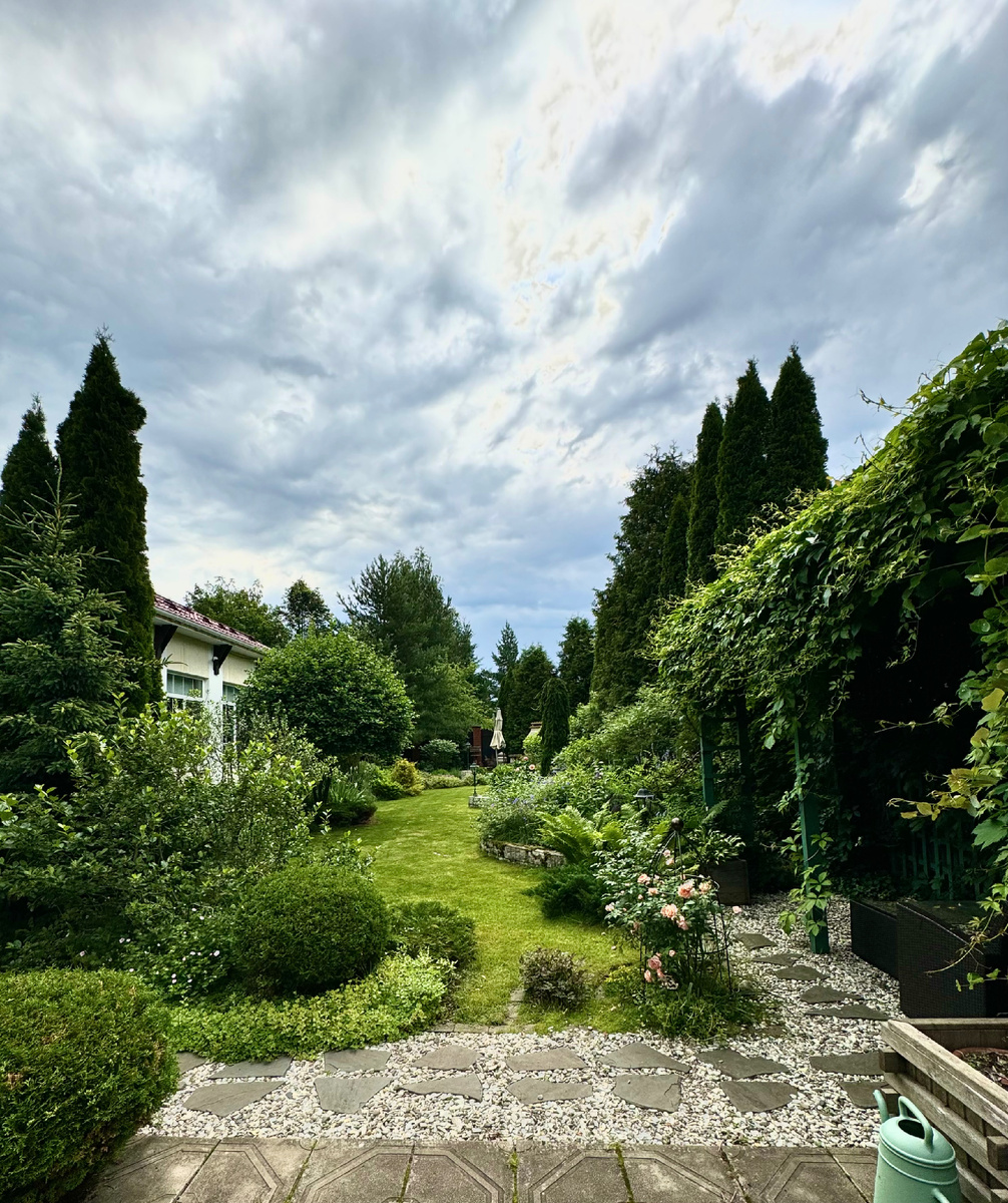 1.Справа за беседкой - Большой миксбордер с центральным (главным) цветником
