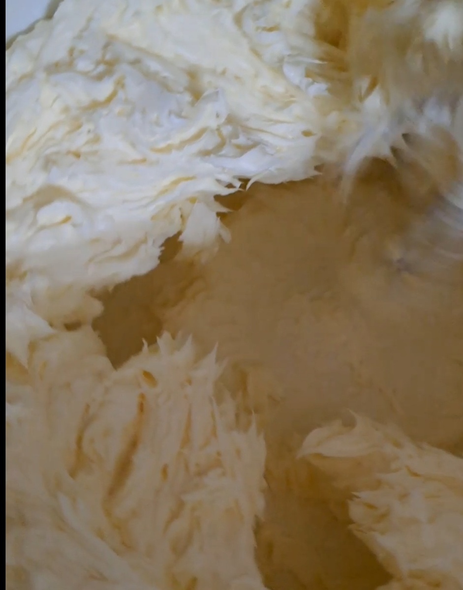 Крем: яйца и сахар взбиваем, добавляем муки, перемешиваем. К ним добавляем кипячёное молоко и отдельно взбитое масло.