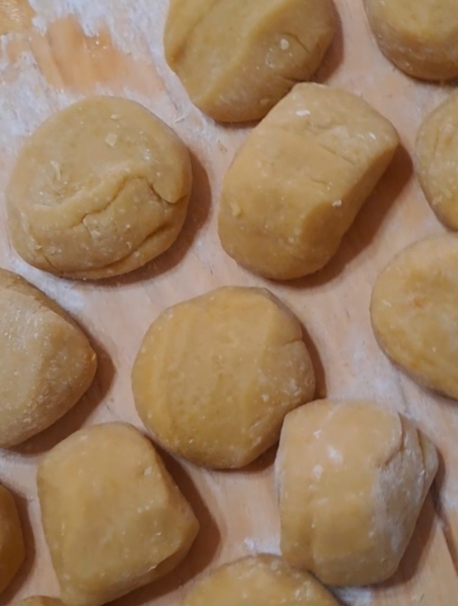 Делаем 13 шариков и ставим в холодильник на 30 минут.