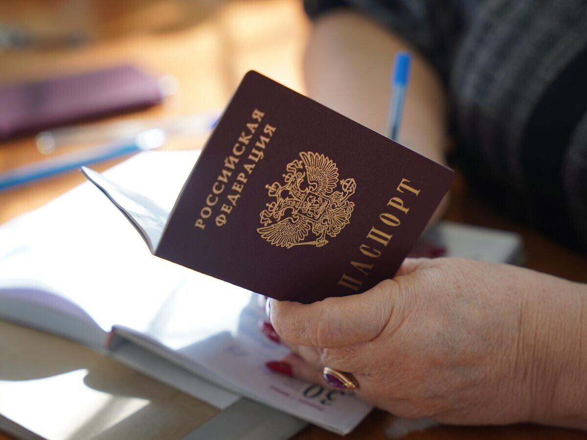    Сотрудник оформляет документы в Управлении пенсионного фонда ДНР в Донецке© РИА Новости / Сергей Батурин