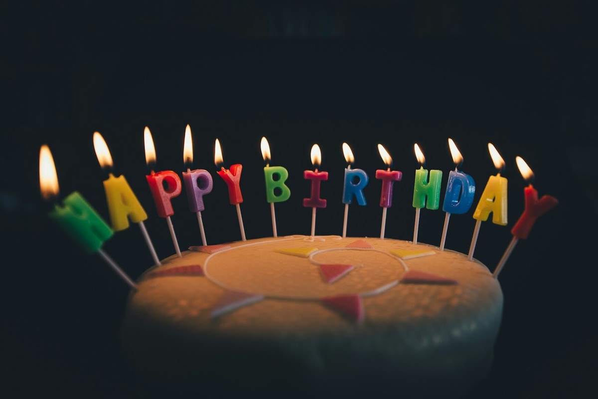     Без банальных «счастья и здоровья»: 100 идей, как оригинально и красиво поздравить человека с днем рождения