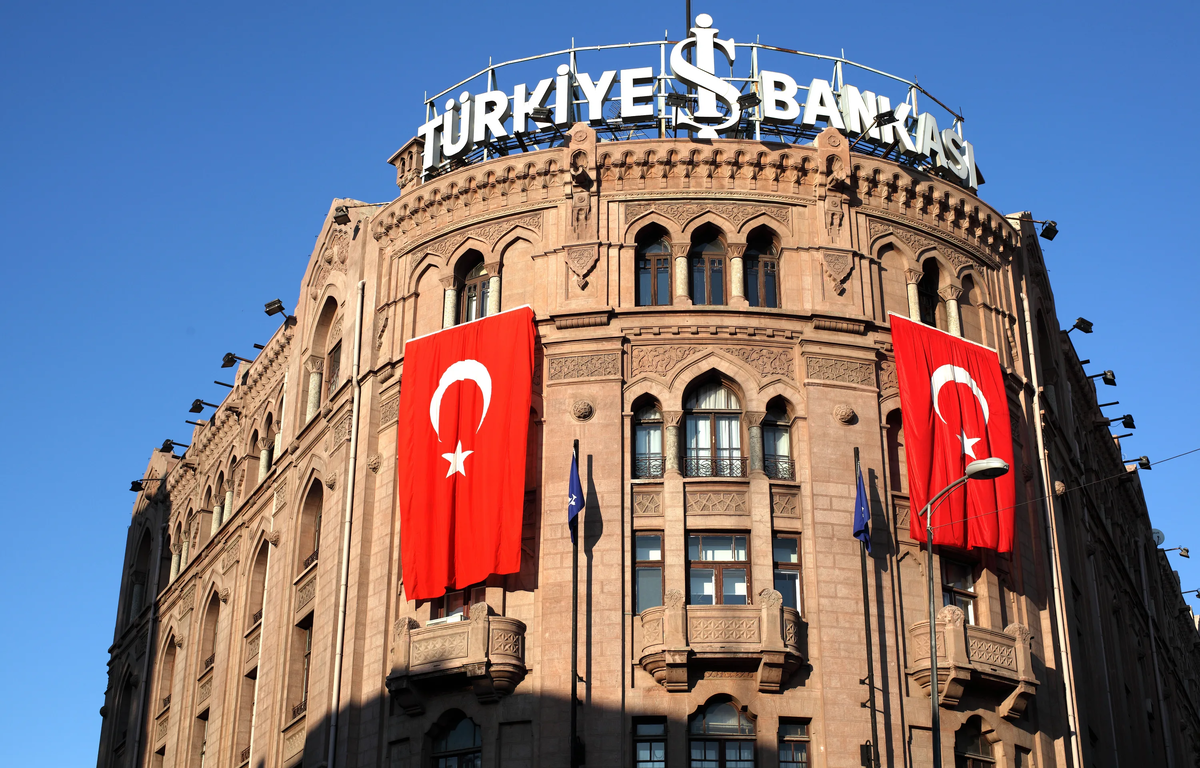 По данным газеты "Сабир", в Турции основные государственные банки страны объединяют свои услуги в рамках проекта ТАМ - "Центр банкоматов Турции".