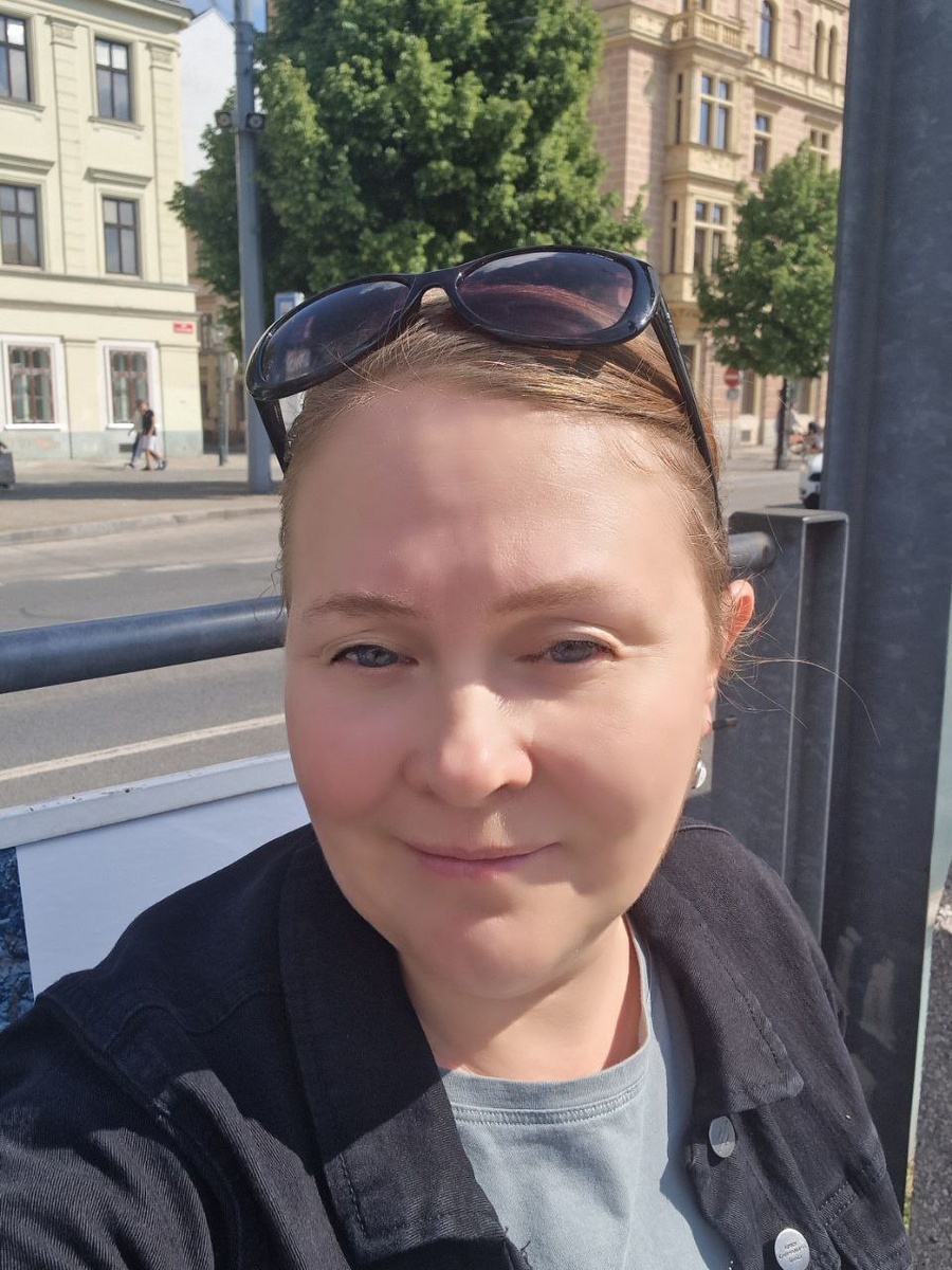 это я, на остановке