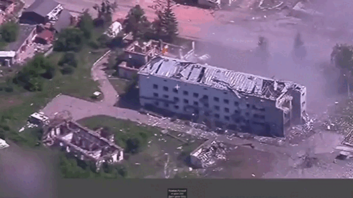 Два пункта в нашей программе разбора полётов. Для начала расскажем о применении ФАБ-3000 на фронте. О том, что такая бомба прилетела по вражескому объекту, сообщалось не раз.-4