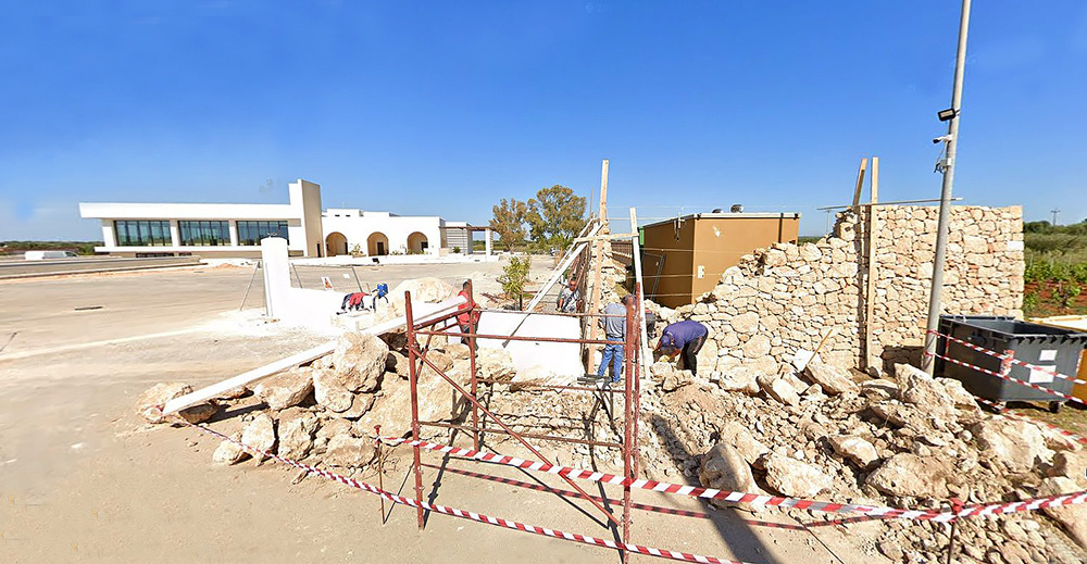 Белые стены на фоне неба Италии и вялые каменщики.