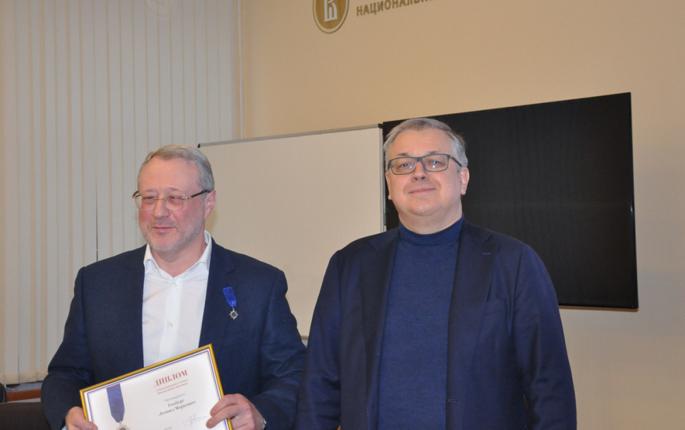 Главные идеологи чисто либерального, рыночного подхода в инновационном развитии, которые стремятся всегда остаться в тени. Ректор НИУ ВШЭ Владимир Кузьминов награждает своего первого заместителя Леонида Гохберга, который является автором прогноза научно-технологического развития РФ до 2030 года. Этот прогноз крайне пессимистичен и предсказывает, что Россию не ждёт ничего хорошего. И в то же время авторы призывают следовать его рекомендациям.