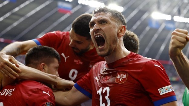    Футболисты сборной Сербии празднуют гол Луки Йовича в ворота Словении. Reuters