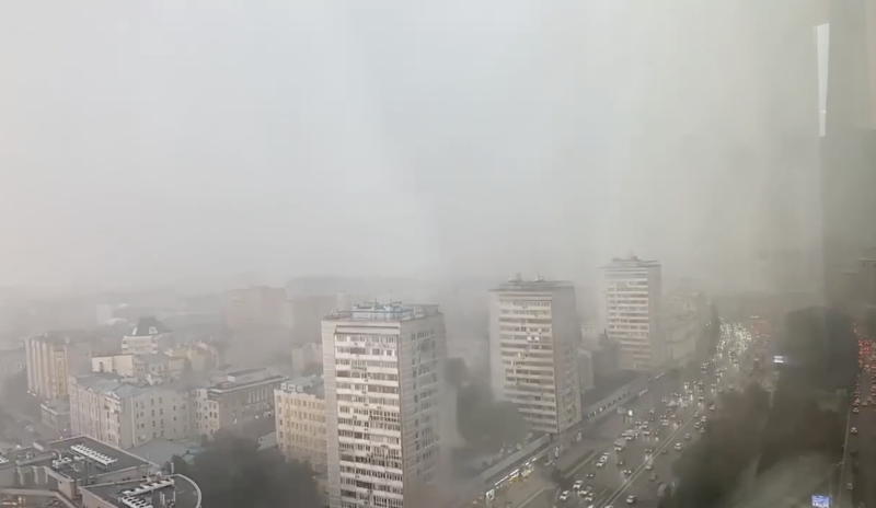    В МГНОВЕНИЕ ВИДИМОСТЬ НА УЛИЦЕ СИЛЬНО УХУДШИЛАСЬ. СКРИНШОТ: ТЕЛЕГРАМ-КАНАЛ/ДМИТРИЙ СМИРНОВ