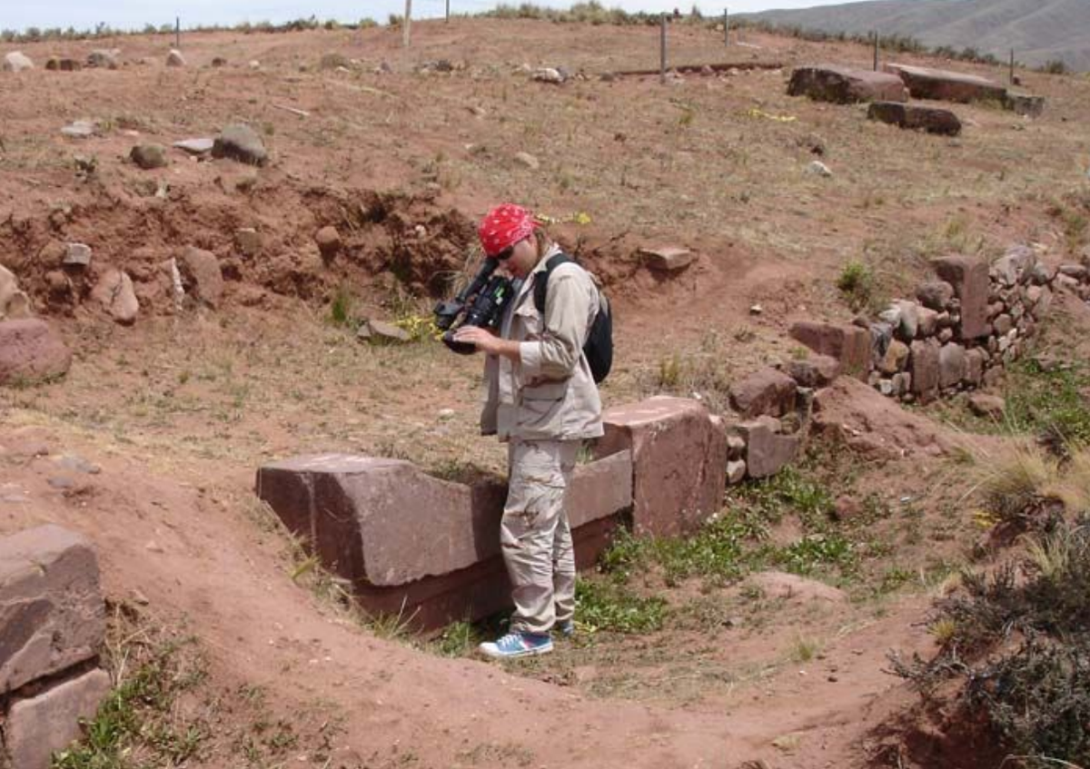 Обломок перекрытия ворот в отреставрированной индейцами кладке