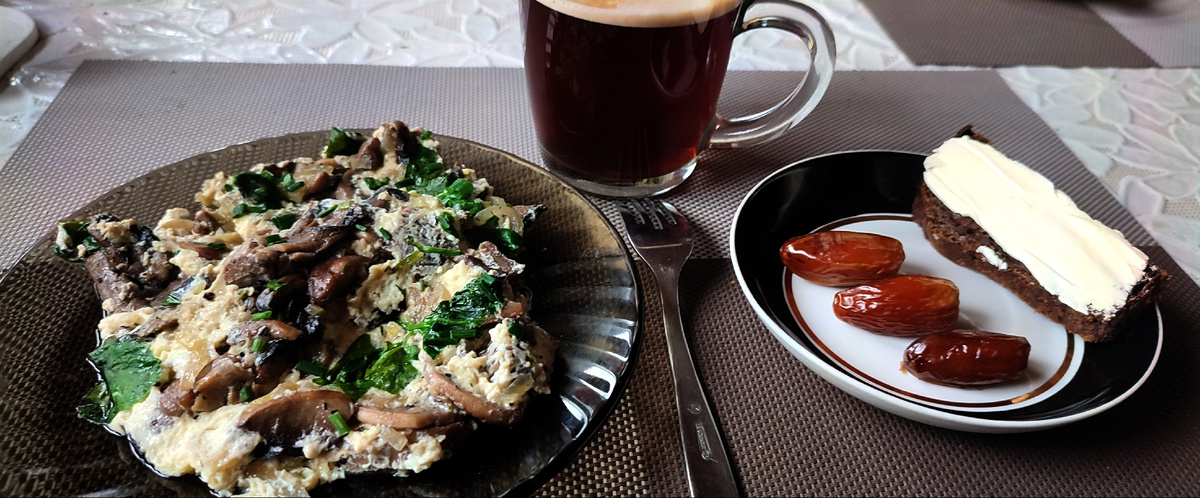 На сладкое были финики