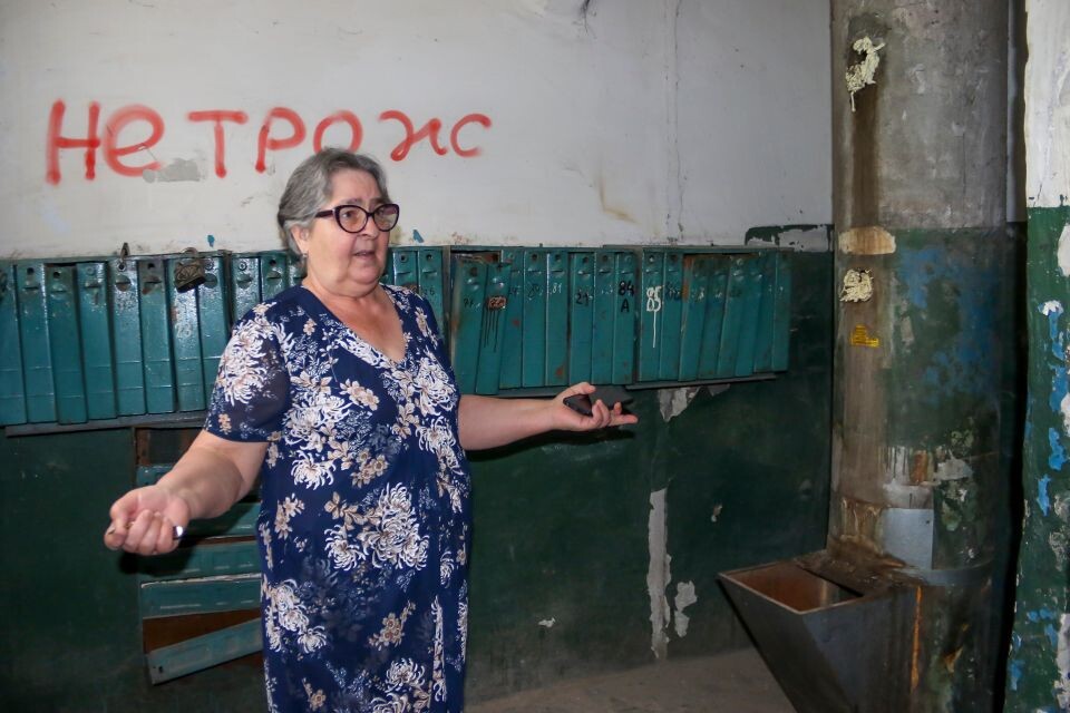    Галина Койнова отметила, за 20 лет, что она прожила в доме в подъезде не было ремонта . Источник: Виталий Барабаш