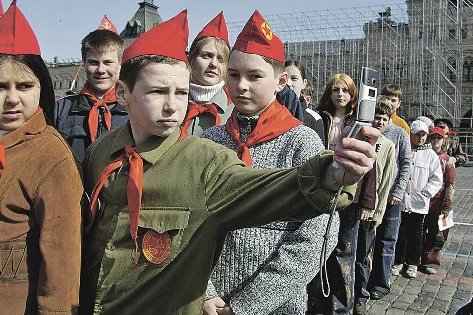    - Как же я откажусь от кнопочного телефона, ведь эта камера еще Ленина видела! Анатолий ЖДАНОВ