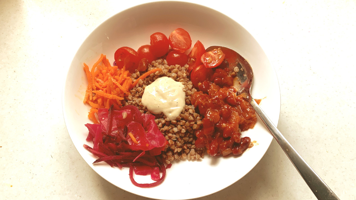 Рацион должен включать крупы и овощи, белок и достаточно жира, чтобы голод не беспокоил.