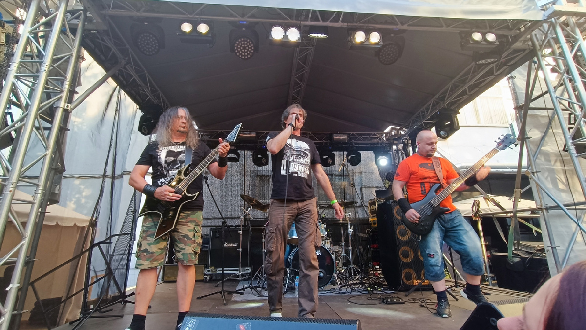 На сцене - группа "Кувалда" (Снимал Александр Казаев).