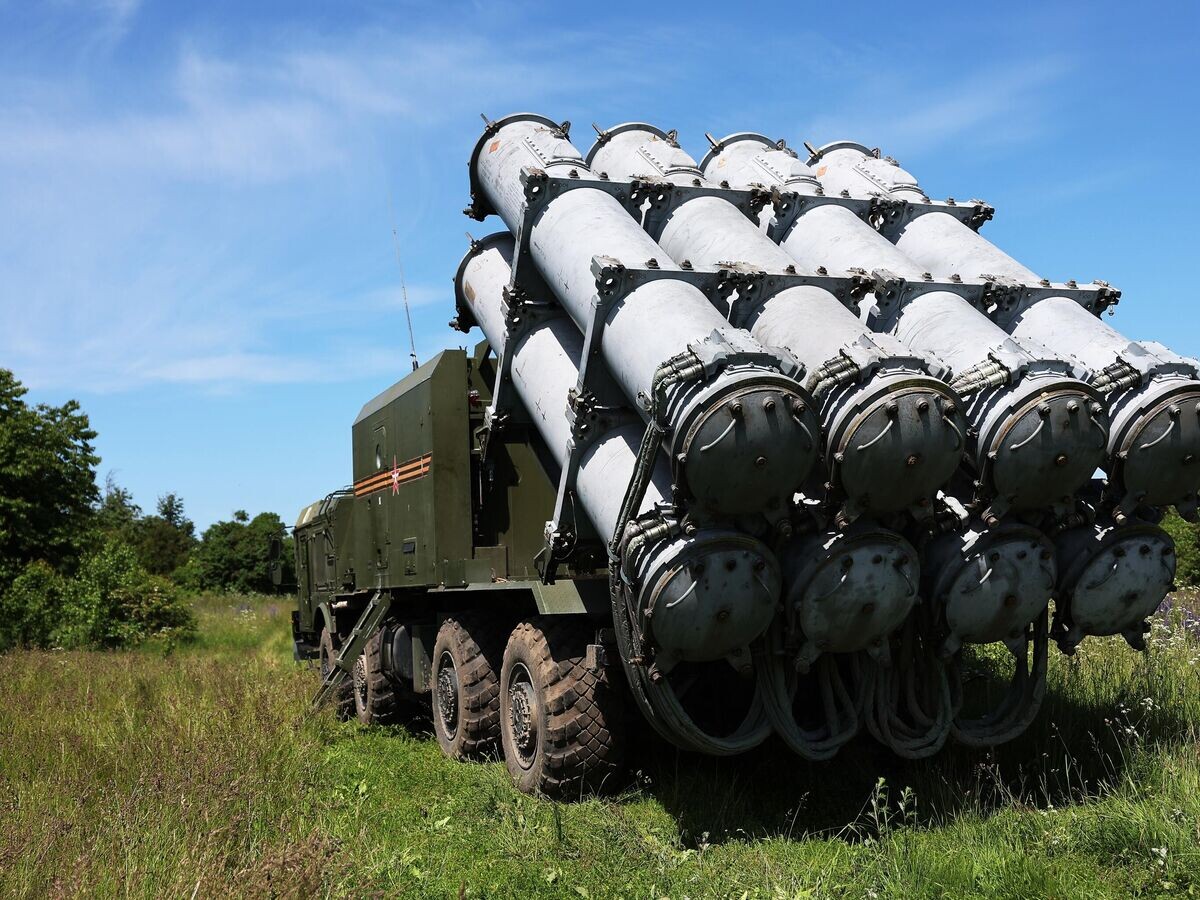    Береговой ракетный комплекс "Бал" во время тренировки по нанесению ракетного удара по кораблям условного противника в Калининградской области© РИА Новости / Михаил Голенков