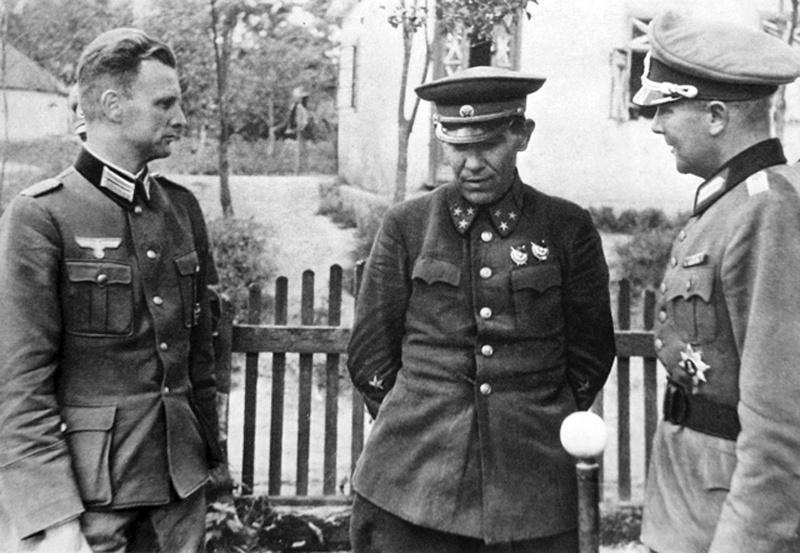 Генерал 1941 фото Народ будет сражаться до последнего, даже в Сибири". Что сказал немцам советский