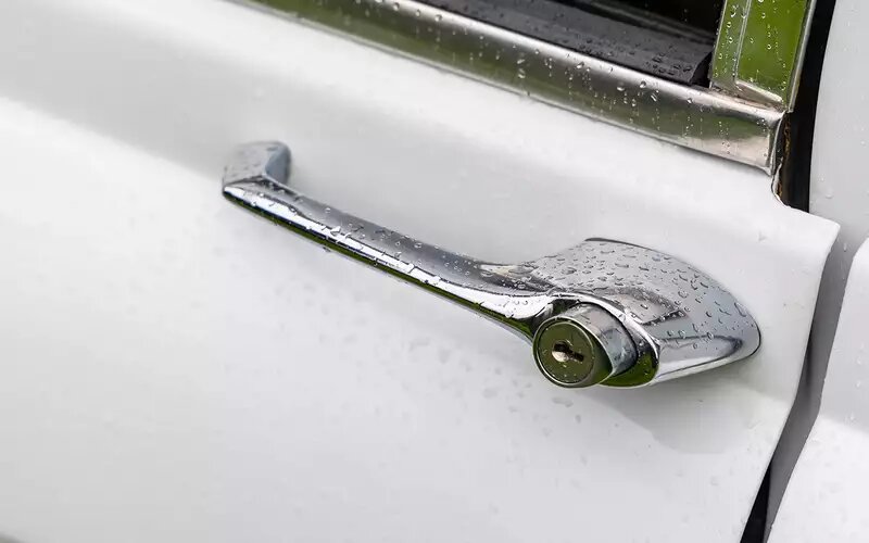    Ручки дверей по-своему изящны. Личинка замка – в кнопке.