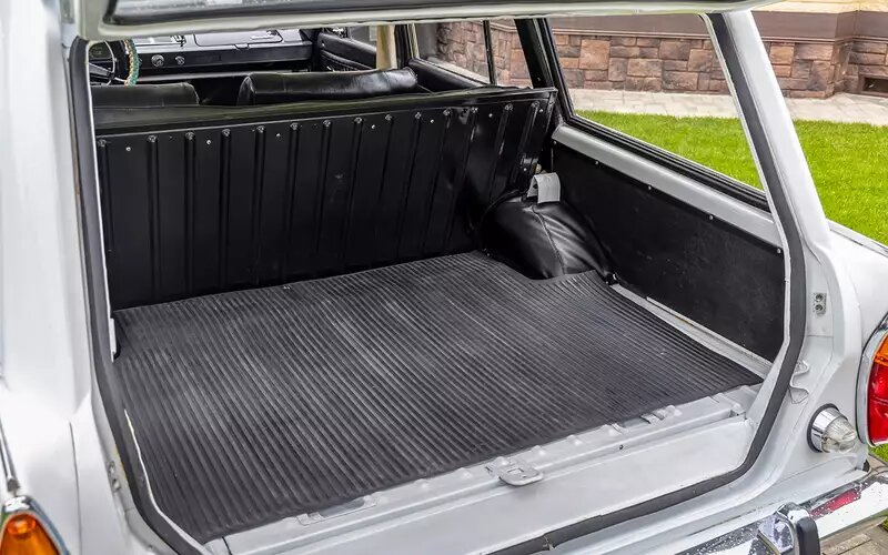    Багажник универсала большой даже по нынешним стандартам.