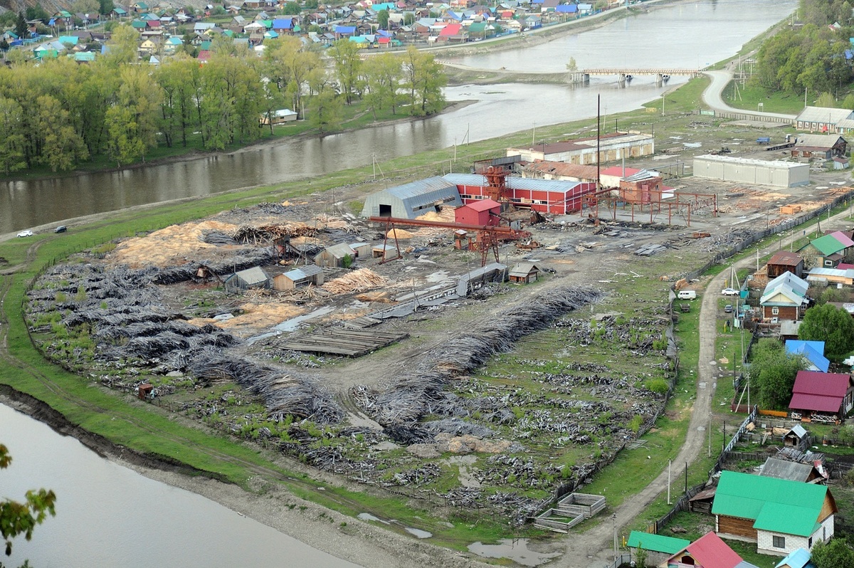 Лесокомбинат в центре Старосубхангулово под замком, завален отходами деревообработки. Фото Рината РАЗАПОВА