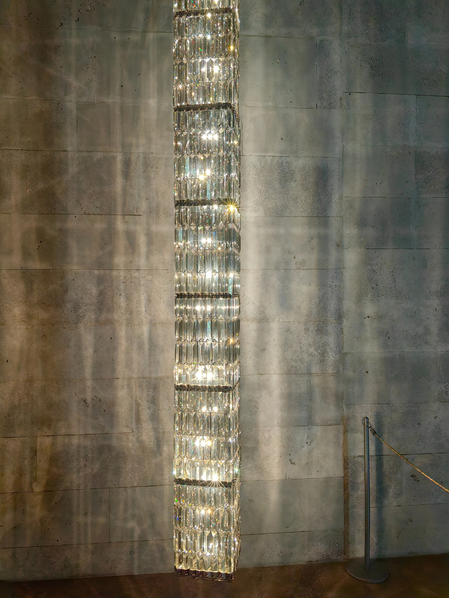 Georg Baldele, (b. 1968), Austria-Great Britain, Glitterbox Vertical, crystal glass, metal 250 x 20 x 20 cm