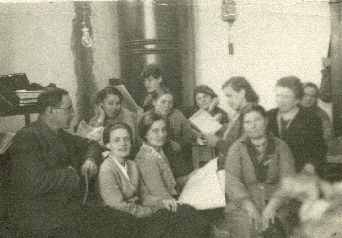 Сотрудники музея в рабочей комнате музея в 1939 г. В 1-м ряду (слева-направо) сидят директор Теплицкий И.З., Семёнова Н.Е., Моисеенко Н.М.,... во 2-м ряду Цыбыктарова Д.С., Рыжкова З.Н., ... ,Вера Блинова, Мисюра Л.Н. и др.