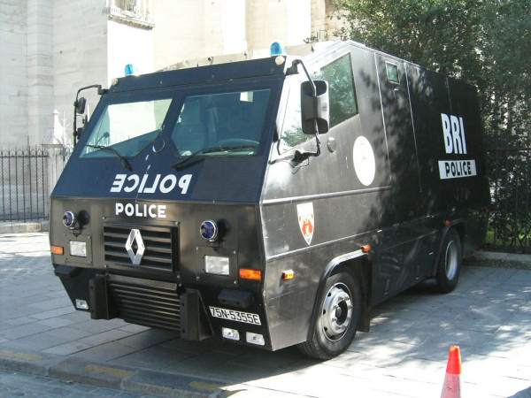 Фургон "Рено", забронированный знаменитой ИНКАССАТОРСКОЙ фирмой "Труйэ" для BRI (Brigade De Recherche Et D'intervention) - бригады по борьбе с бандитизмом.