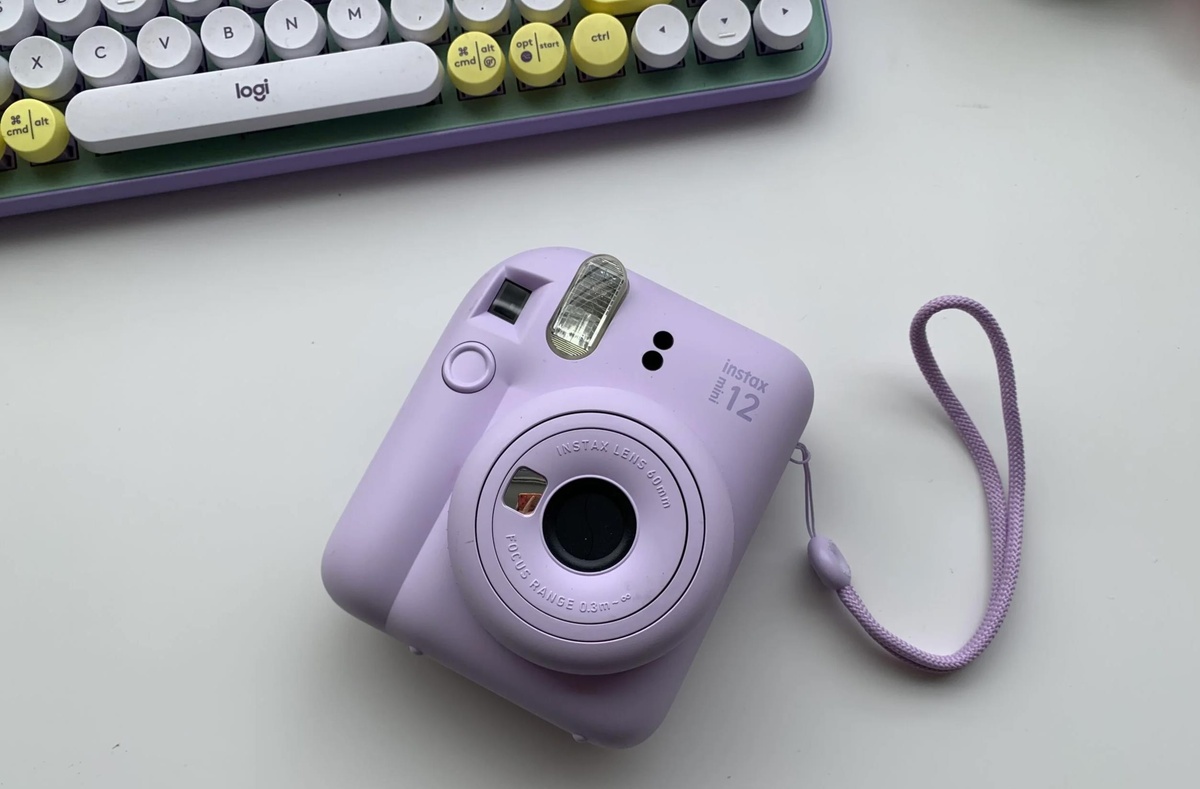    Один из героев обзора — фотоаппарат Instax Mini 12 в лиловом цвете, получивший две награды за дизайн в международных конкурсах iF Design Award 2024 и Red Dot Design Award: Product Design 2024 / Фото: trustedreviews.com