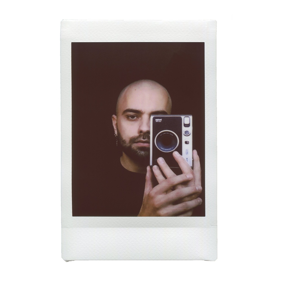    Автопортрет фотографа на Fujifilm Instax Mini Evo / Фото: lomography.com