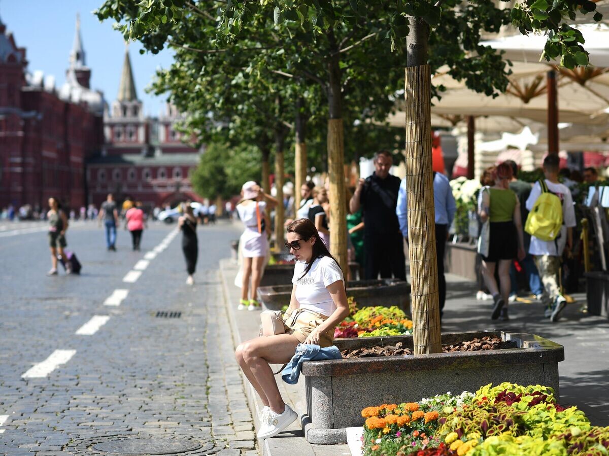    Девушка у ГУМа на Красной площади в Москве© РИА Новости / Алексей Майшев