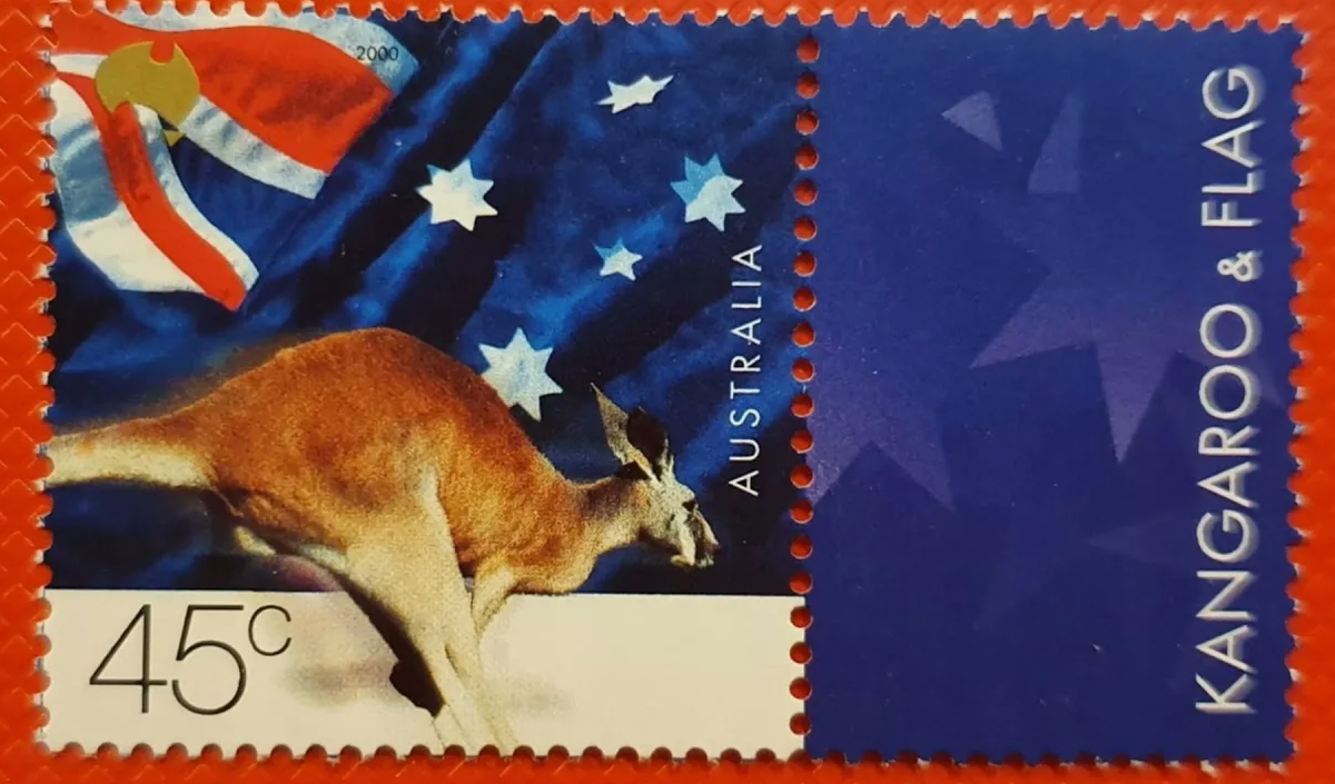 Кенгуру могут прыгать на расстояния до 9 метров в одном прыжке и развивать скорость до 50 км/ч. У них уникальная способность регулировать рождаемость в зависимости от условий окружающей среды.