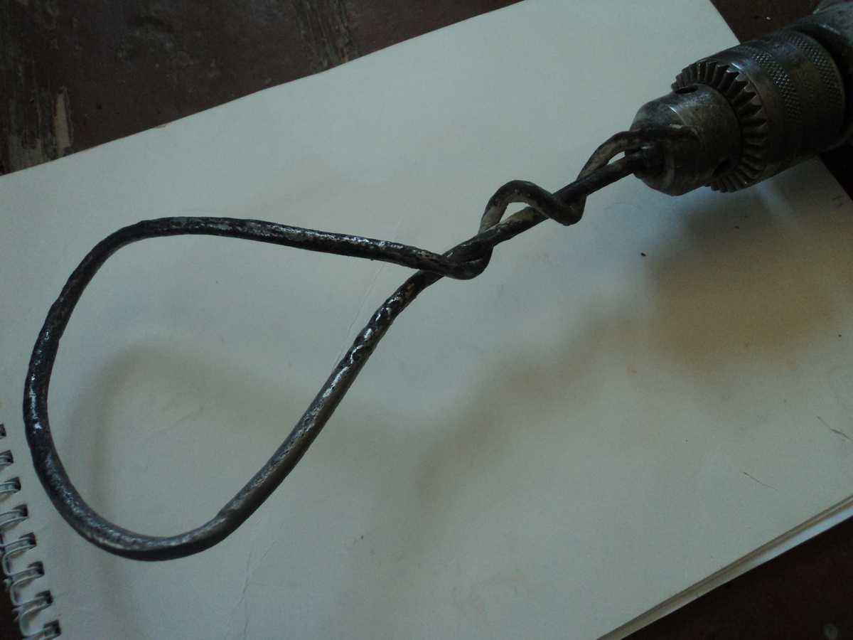 Самодельная мешалка из прутка 6 миллиметров. Фото автора.