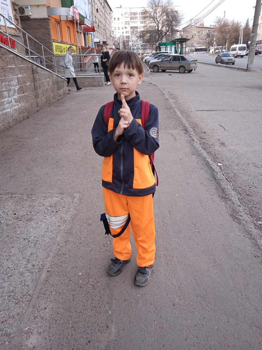 вот в этом костюме он был