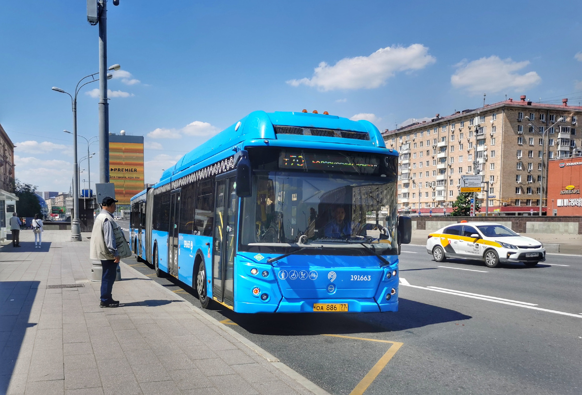 Автобус 191663 ЛиАЗ-6213 на маршруте № т70. Ленинградское шоссе, остановка "Метро "Сокол"". Площадка "Ховрино" филиала Северо-Западный на этом маршруте теперь редкость, маршрут обслуживает площадка "Тушино".