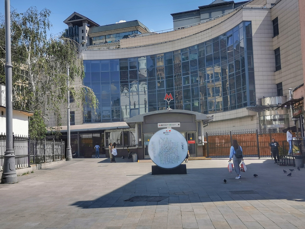 Выход № 2 со станции метро "Белорусская" на улицу Бутырский Вал.