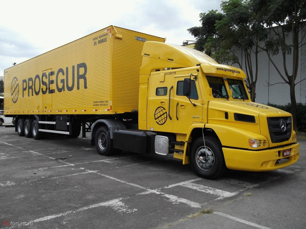 Седельный броне-тягач, с подкачкой шин, и полуприцепом.