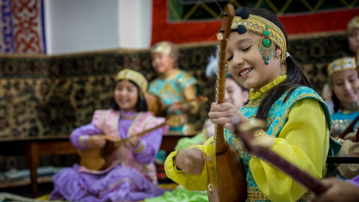    Девочки играют на домбрах:Flickr/Asian Development Bank