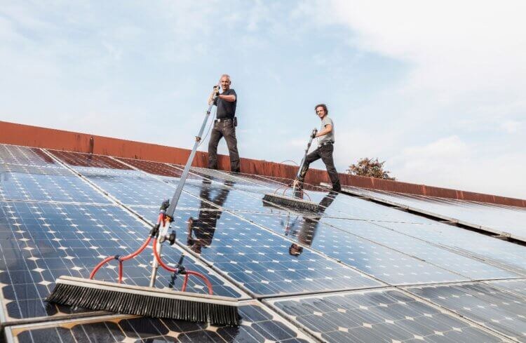 Вручную почистить миллионы солнечных панелей невозможно, так какой же выход нашли инженеры? 