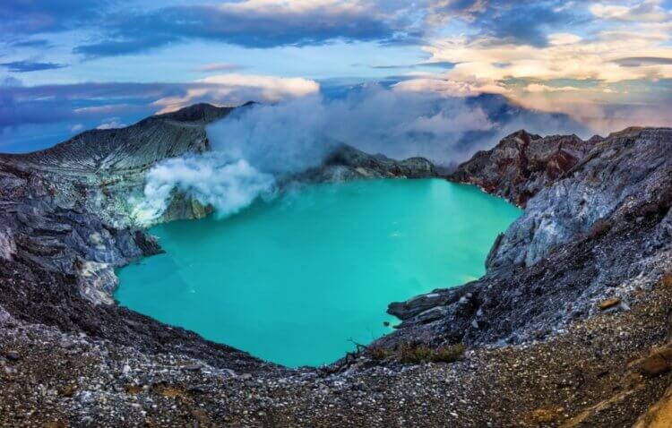 Кислотное озеро вулкана Иджен. 