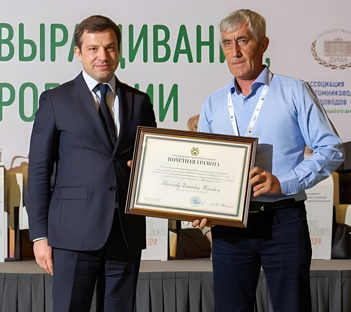 Мурат Аргунов вручает Почетную грамоту Джанбеку Бергасову